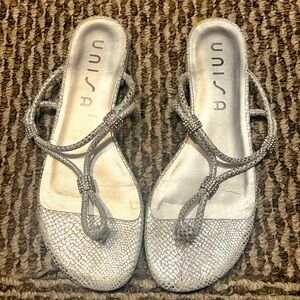 Unisa silver and white metallic thing sandals size 8.5 in great condition
